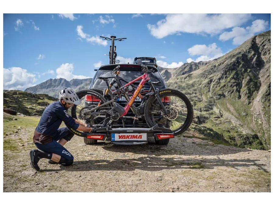 YAKIMA JustClick EVO 3 s bicyklami na aute
